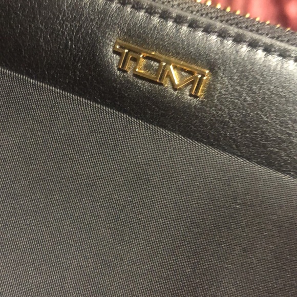 Tumi  New zip Round wallet Voyager collection 2 outside pocket easy access black - Picture 13 of 13